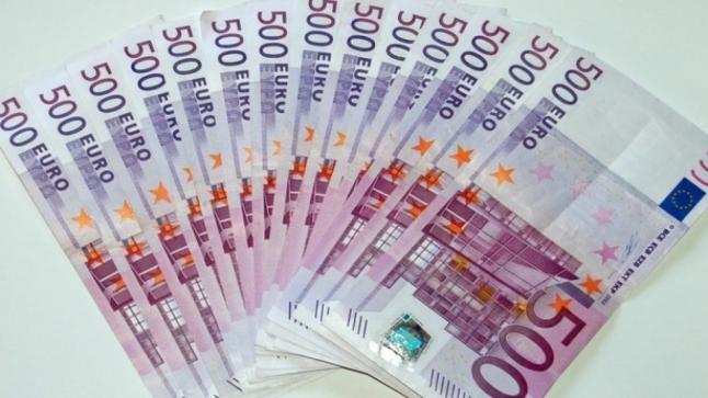 اليورو يتمسّك بمكاسبه يقترب من أعلى مستوى في عامين ونصف