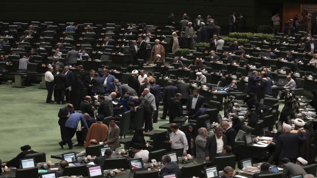 إيران تقيل وزير الصناعة بسبب مساهمته في تدهور الاقتصاد بطهران