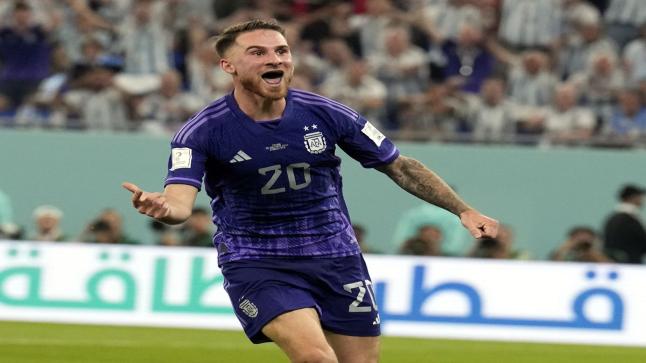 بطل العالم قريب من ليفربول
