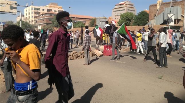 الشرطة تفرق المحتجين قرب القصر الجمهوري بالسودان.. ولجان المقاومة: “لن نغادر”