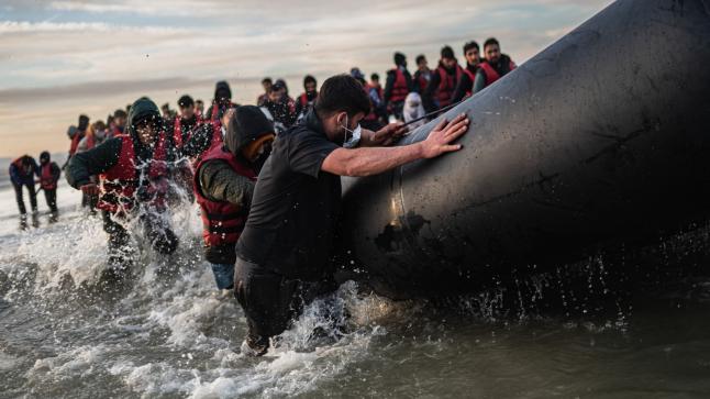 بريطانيا تنفذ خطة بشأن إيقاف المهاجرين غير الشرعيين إليها عبر بحر المانش في ألبانيا