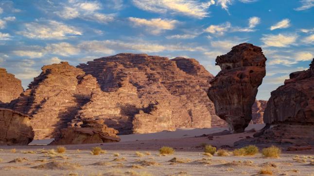 صخرة ضخمة تثير الإعجاب بصحراء حسمى في السعودية